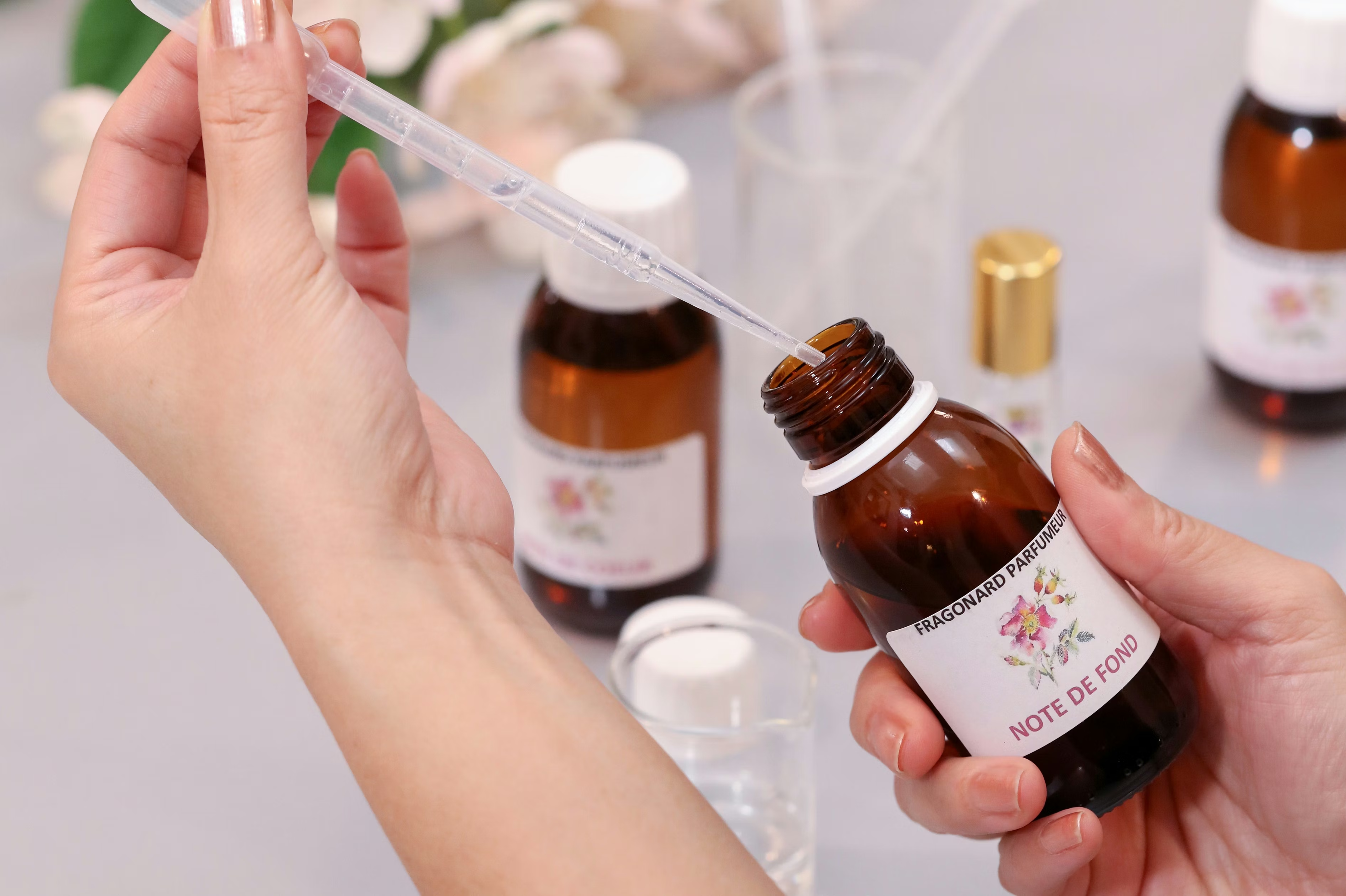 Préparation d'un flacon de parfum personnalisé en atelier
