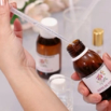 Préparation d'un flacon de parfum personnalisé en atelier