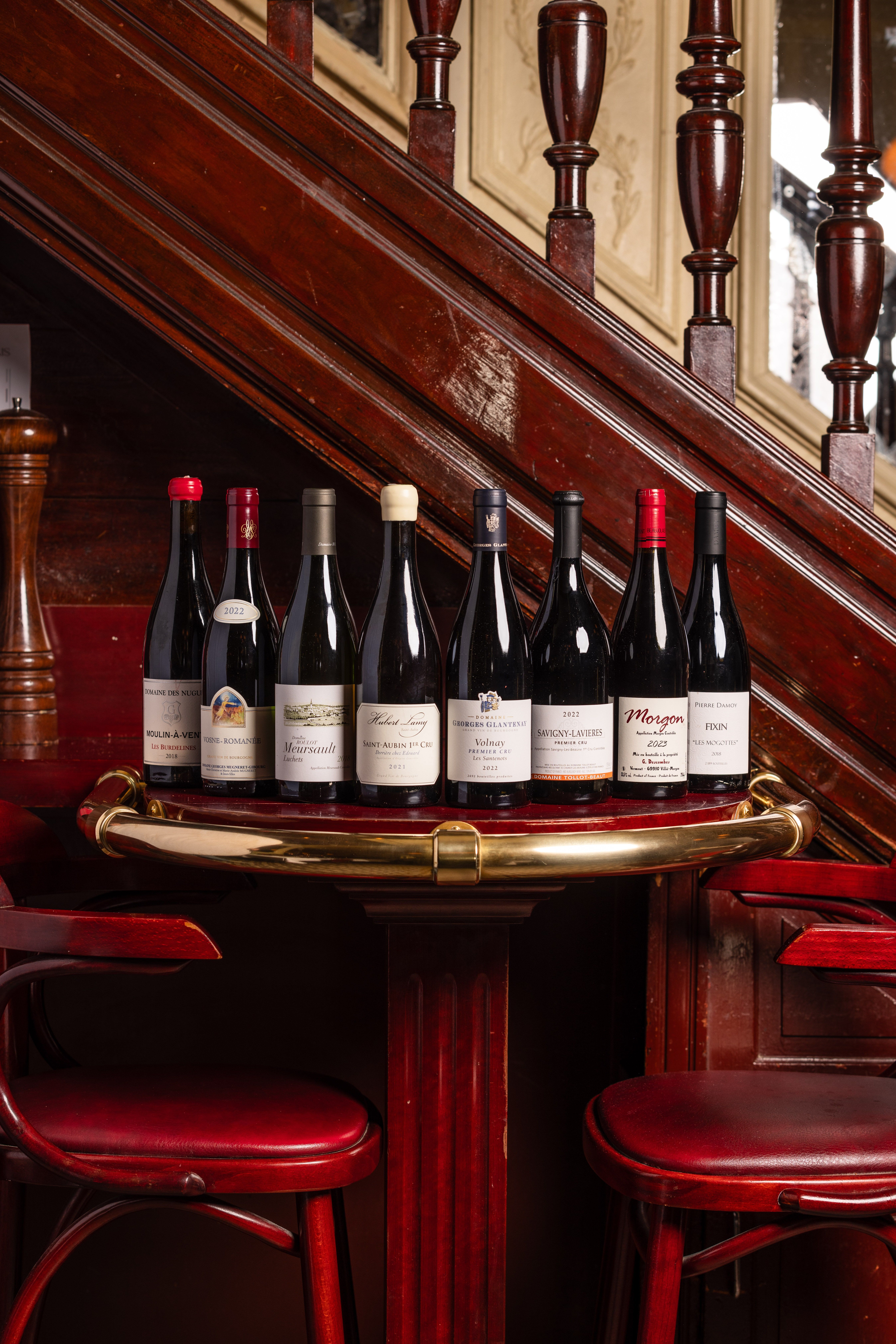 Sélection de bouteilles de vin sur tonneau dans un bistrot