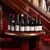 Sélection de bouteilles de vin sur tonneau dans un bistrot