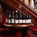 Sélection de bouteilles de vin sur tonneau dans un bistrot