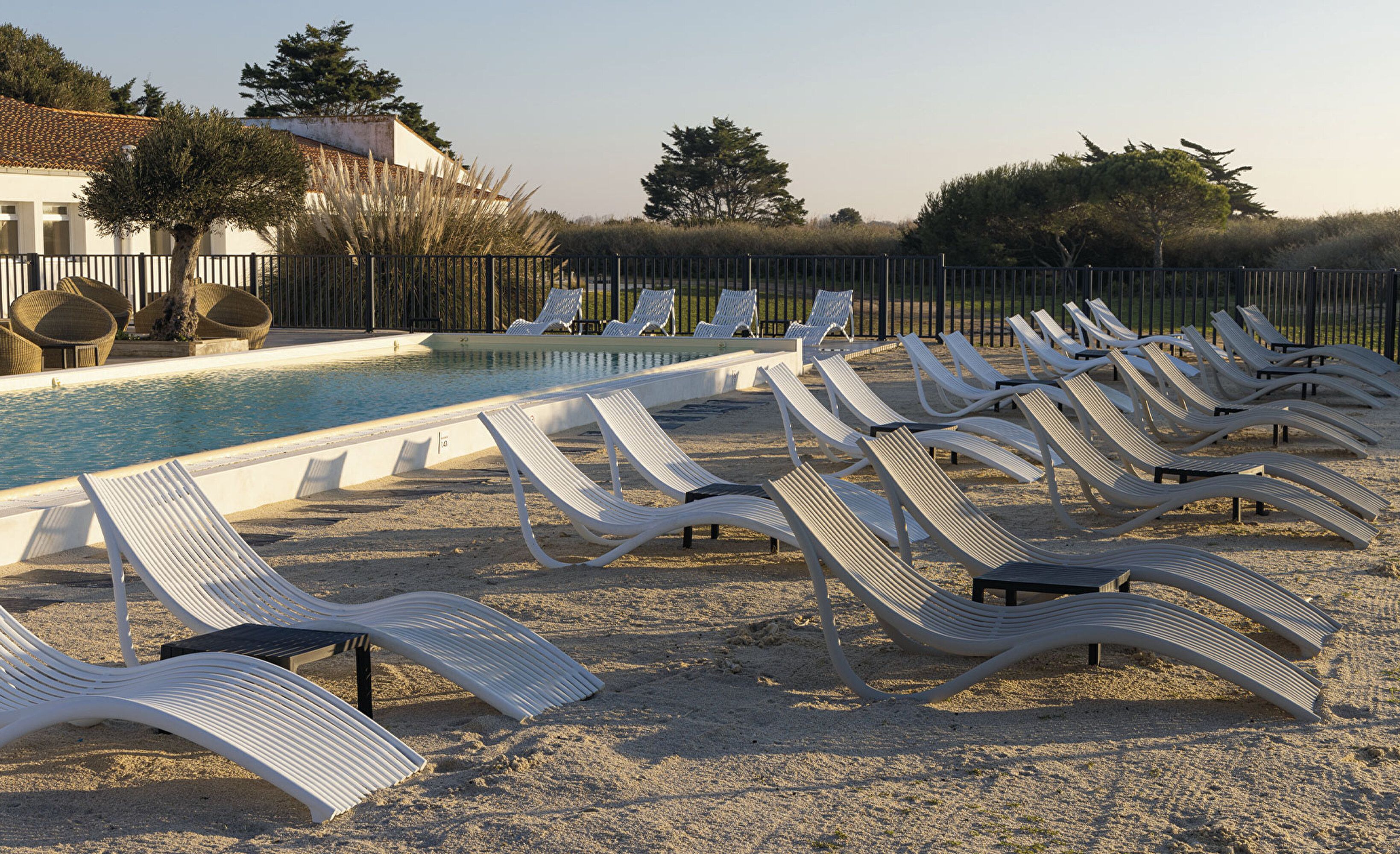 Piscine exterieure transats