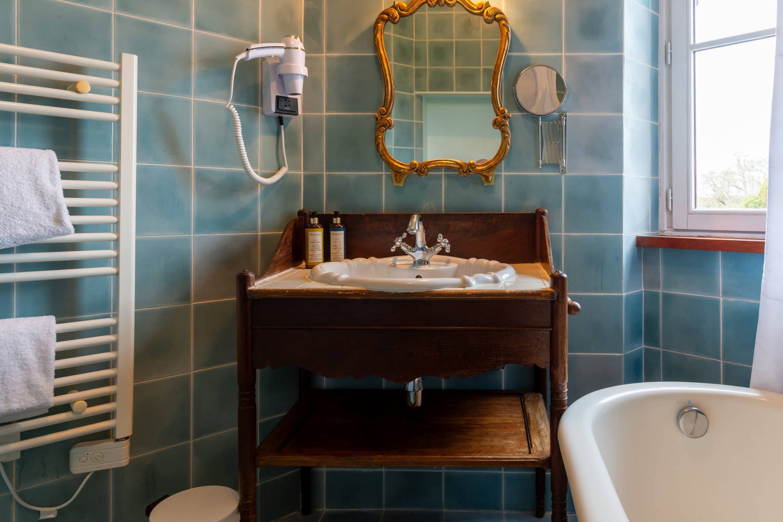 Salle de bain bleue lavabo bois