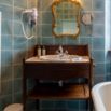 Salle de bain bleue lavabo bois
