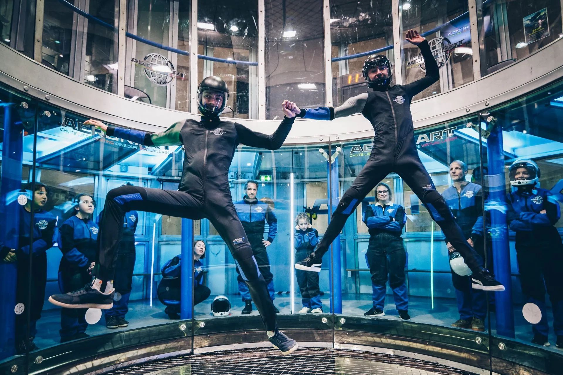 Soufflerie indoor avec moniteurs et participants en combinaison