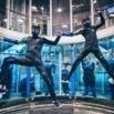 Soufflerie indoor avec moniteurs et participants en combinaison