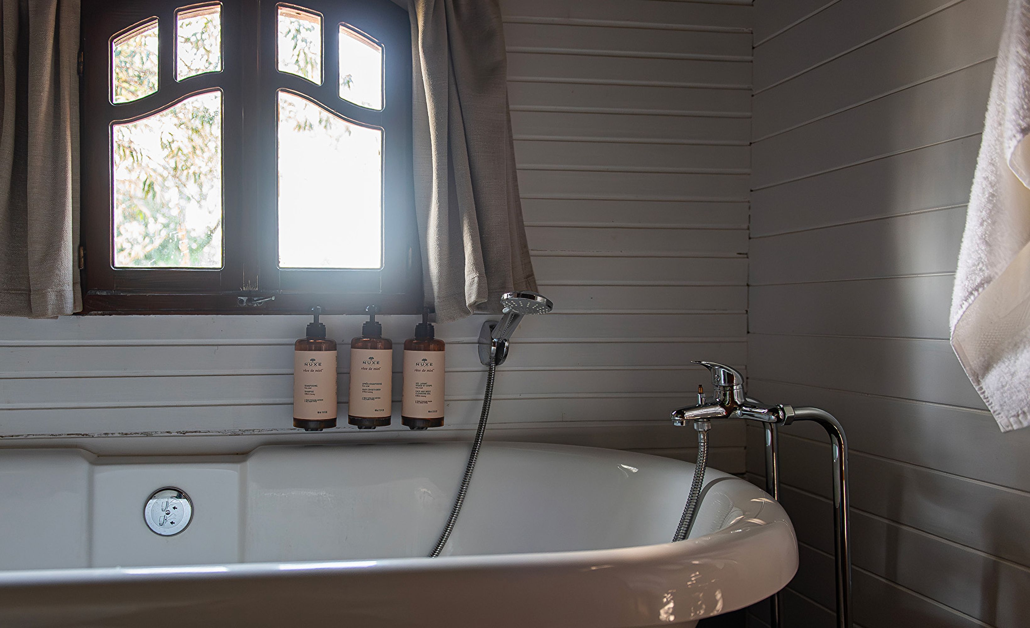 Salle de bain baignoire blanche