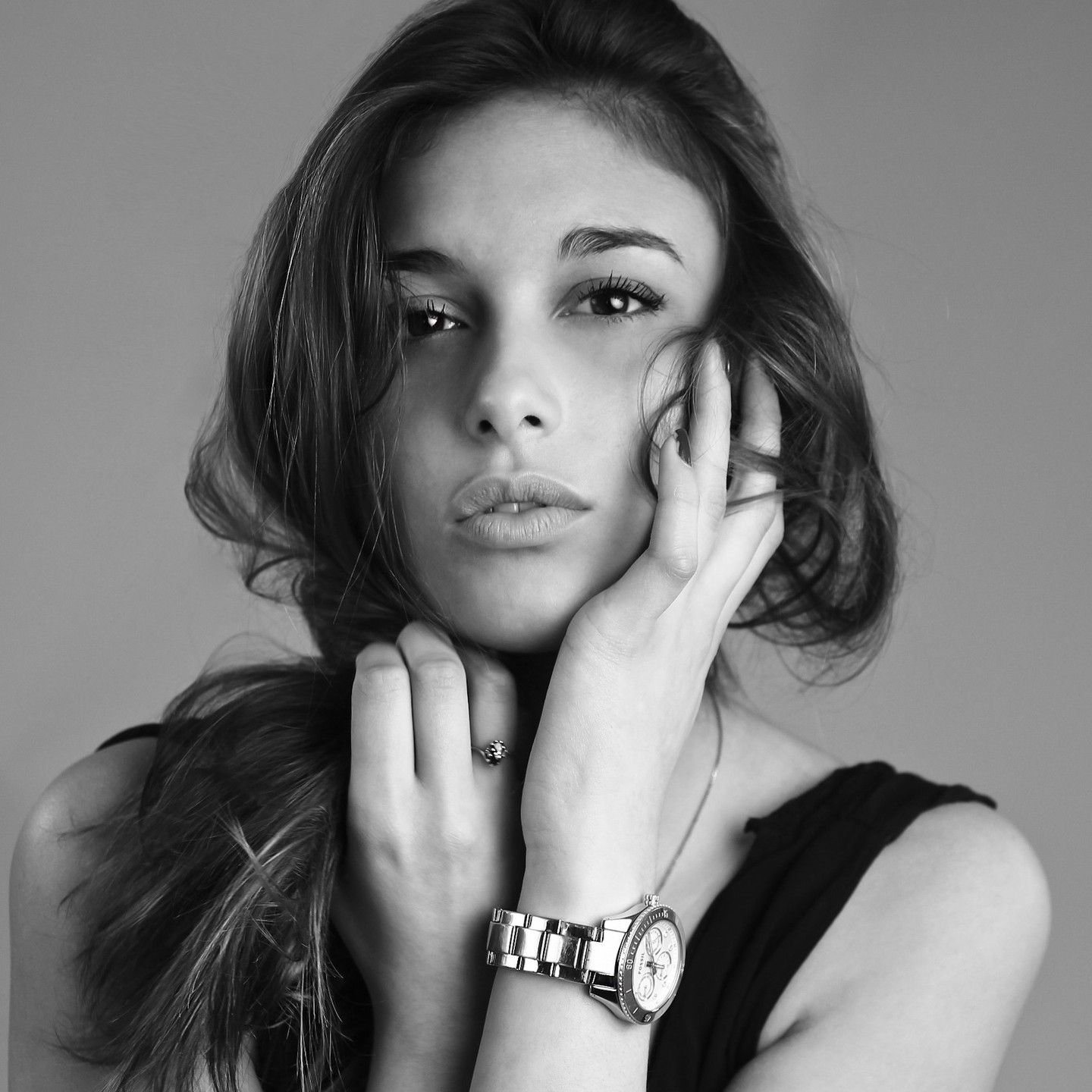 Portrait noir et blanc d'une femme aux cheveux longs