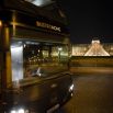 Bus Bustronome de nuit devant la pyramide du Louvre