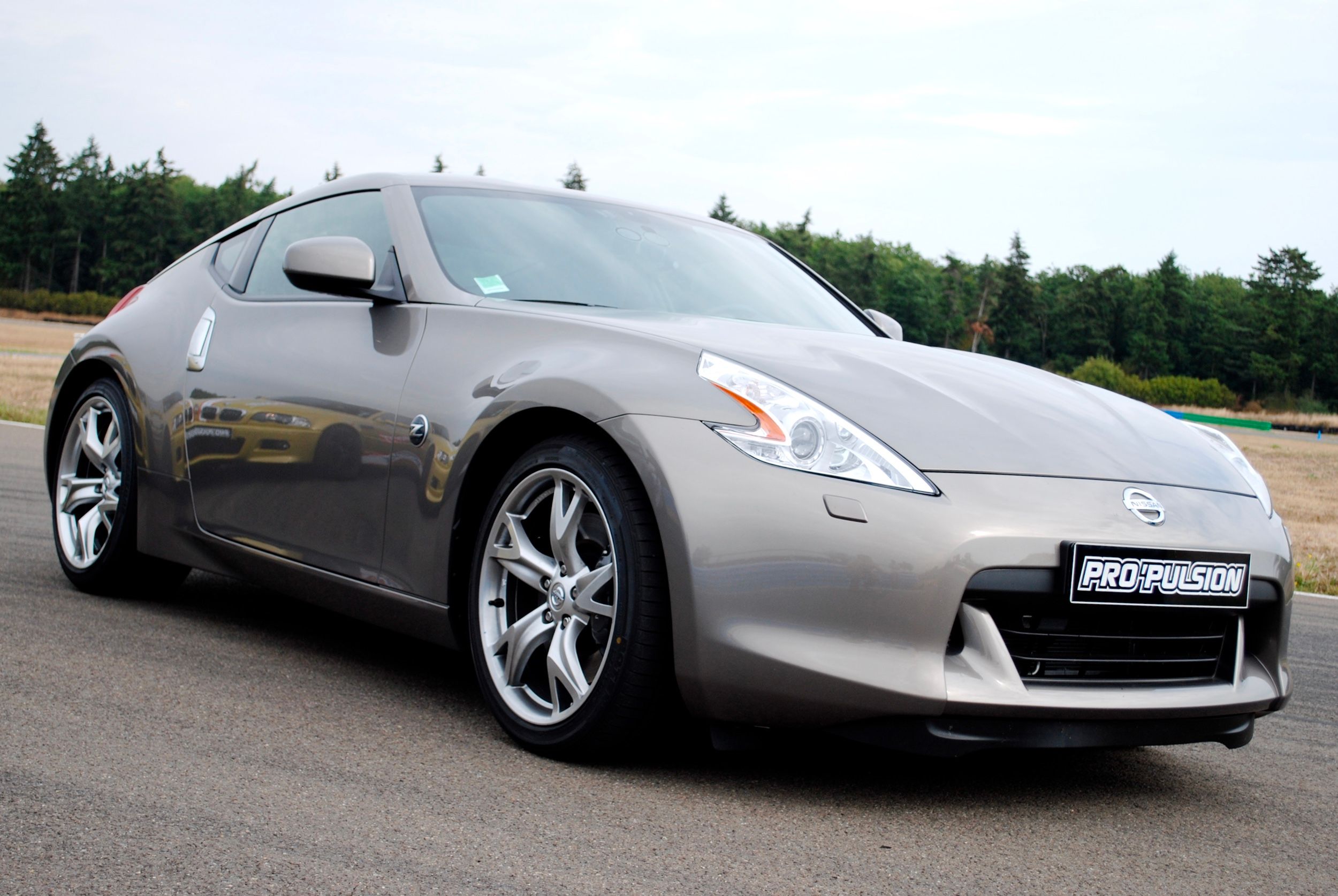 Coupé sportif Nissan 370Z gris sur circuit