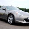 Coupé sportif Nissan 370Z gris sur circuit