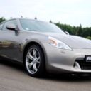 Coupé sportif Nissan 370Z gris sur circuit