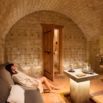 Espace détente troglodyte dans des thermes en pierre