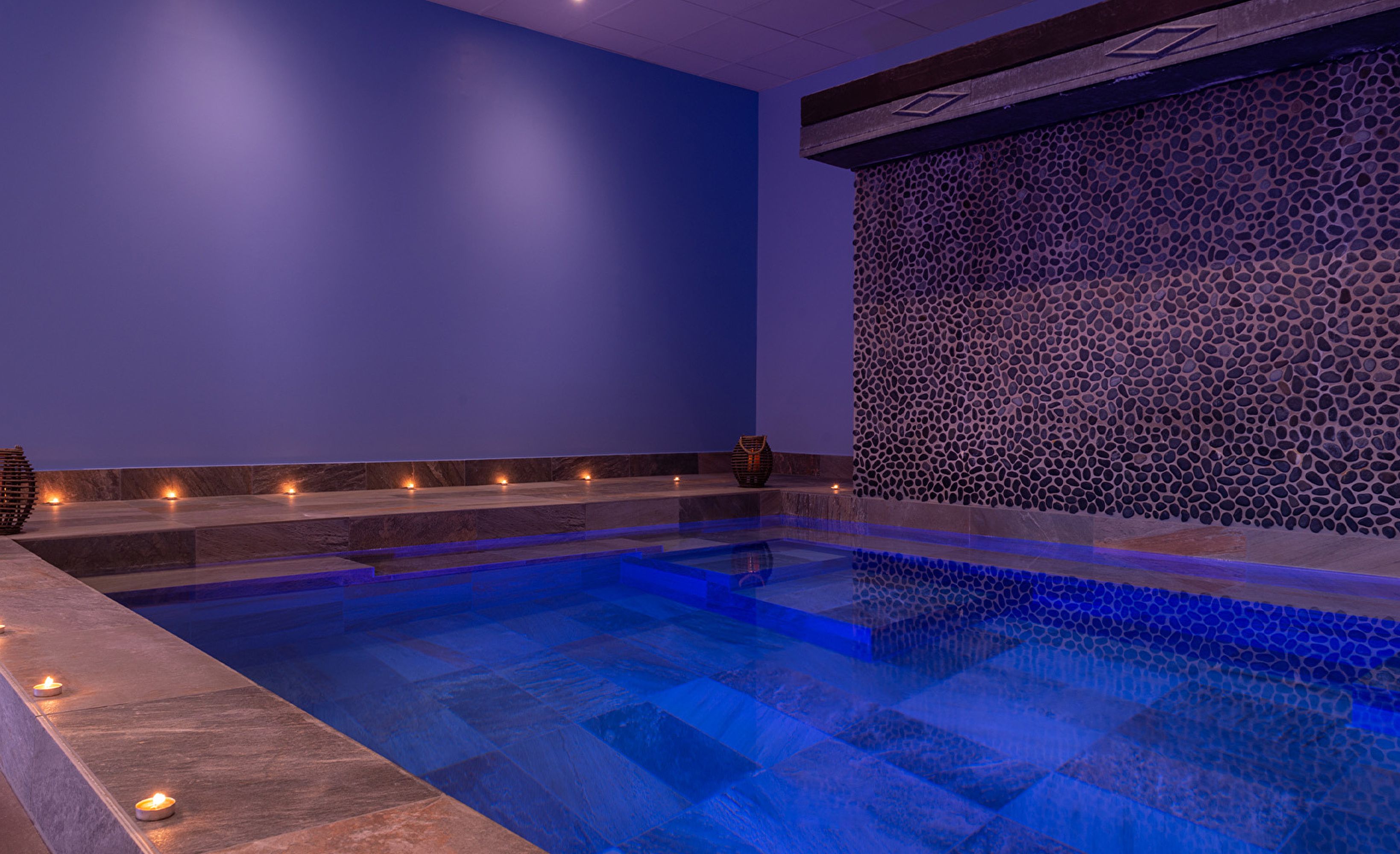 Piscine interieure spa ambiance bleue