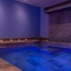 Piscine interieure spa ambiance bleue