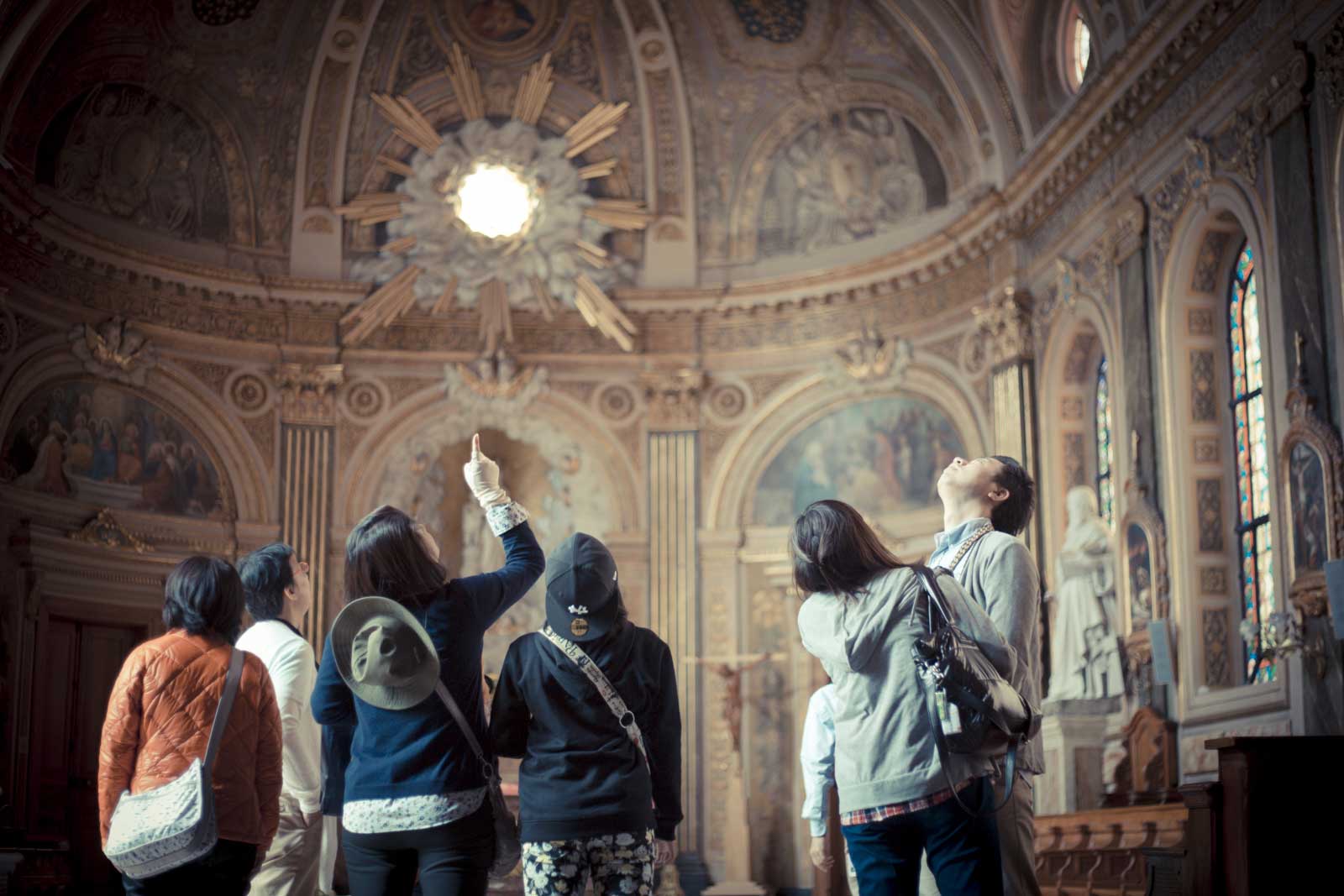 Visite guidée d'une chapelle baroque richement décorée