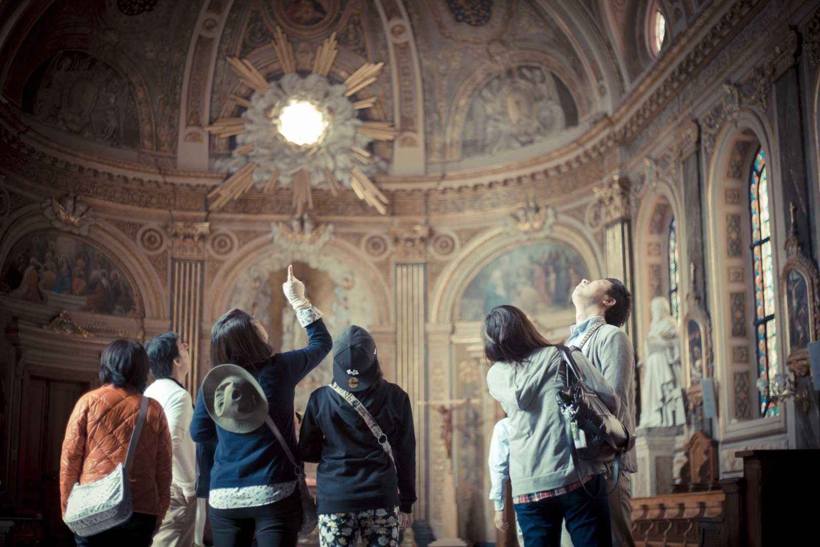 Visite guidée d'une chapelle baroque richement décorée