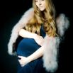 Portrait d'une femme enceinte en robe bleue et étole rose