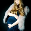 Portrait d'une femme enceinte en robe bleue et étole rose