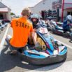 Briefing d'un pilote de karting par un encadrant en orange
