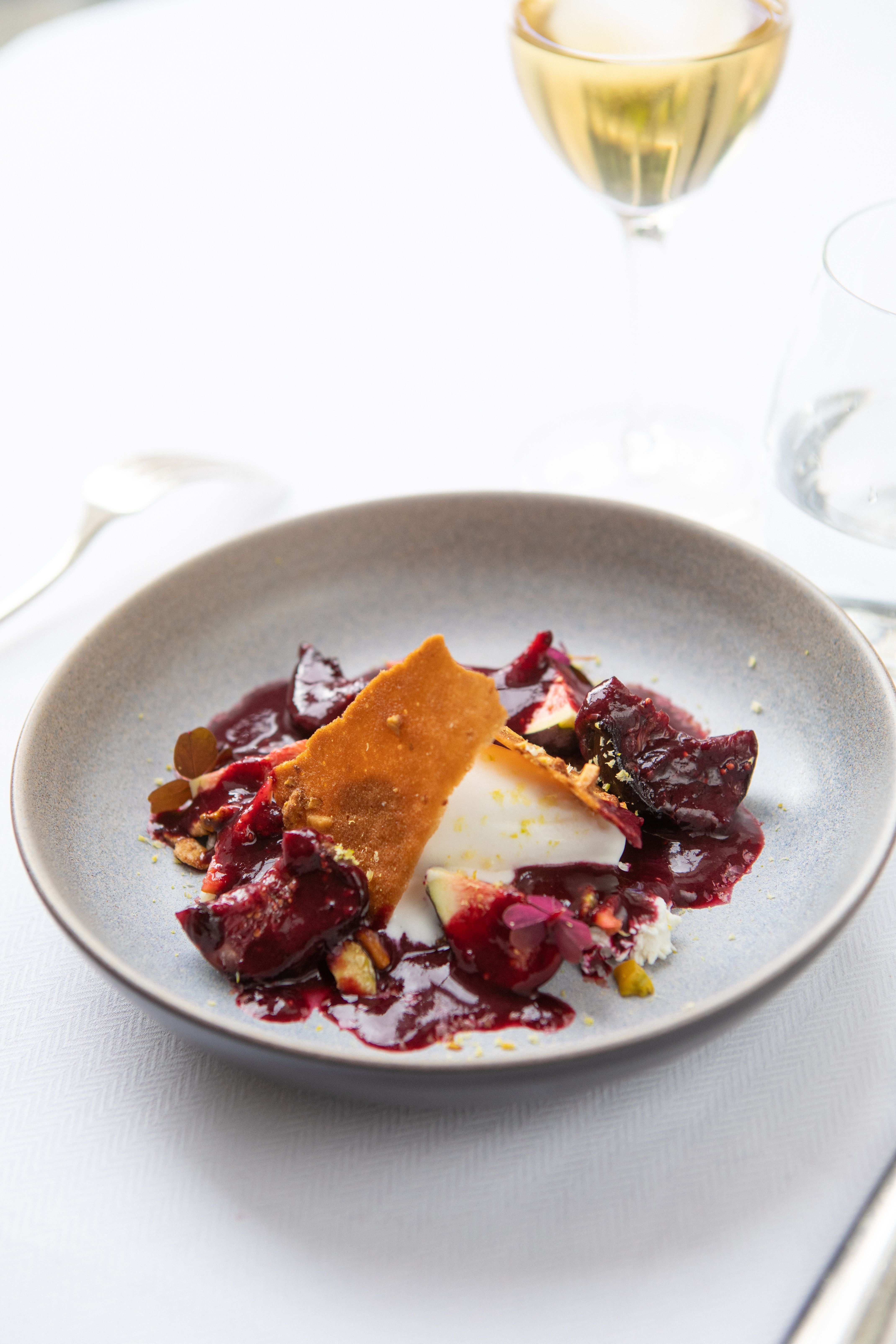 Dessert aux fruits rouges et tuile dressé en assiette