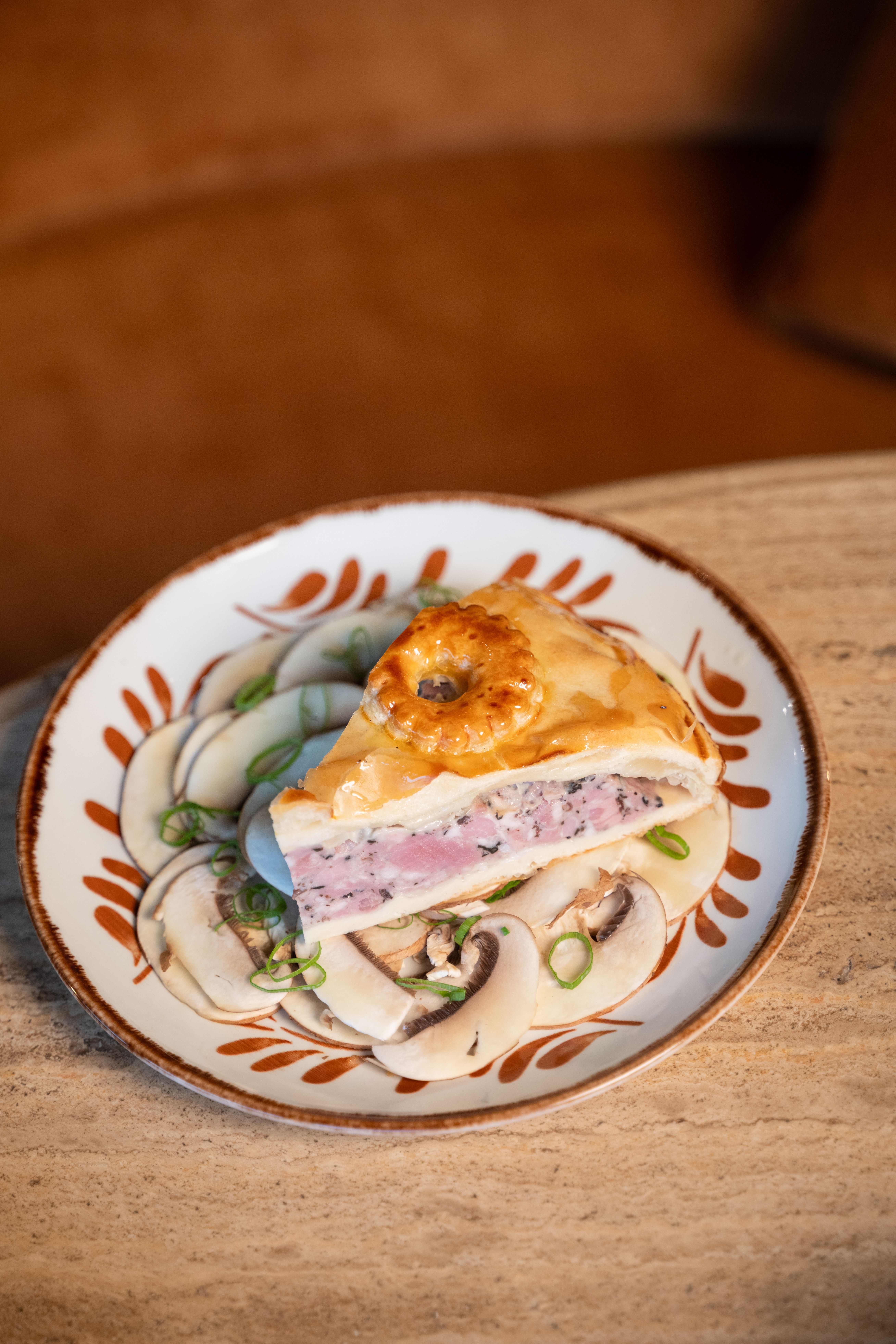 Tourte feuilletée garnie servie avec champignons frais