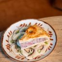 Tourte feuilletée garnie servie avec champignons frais