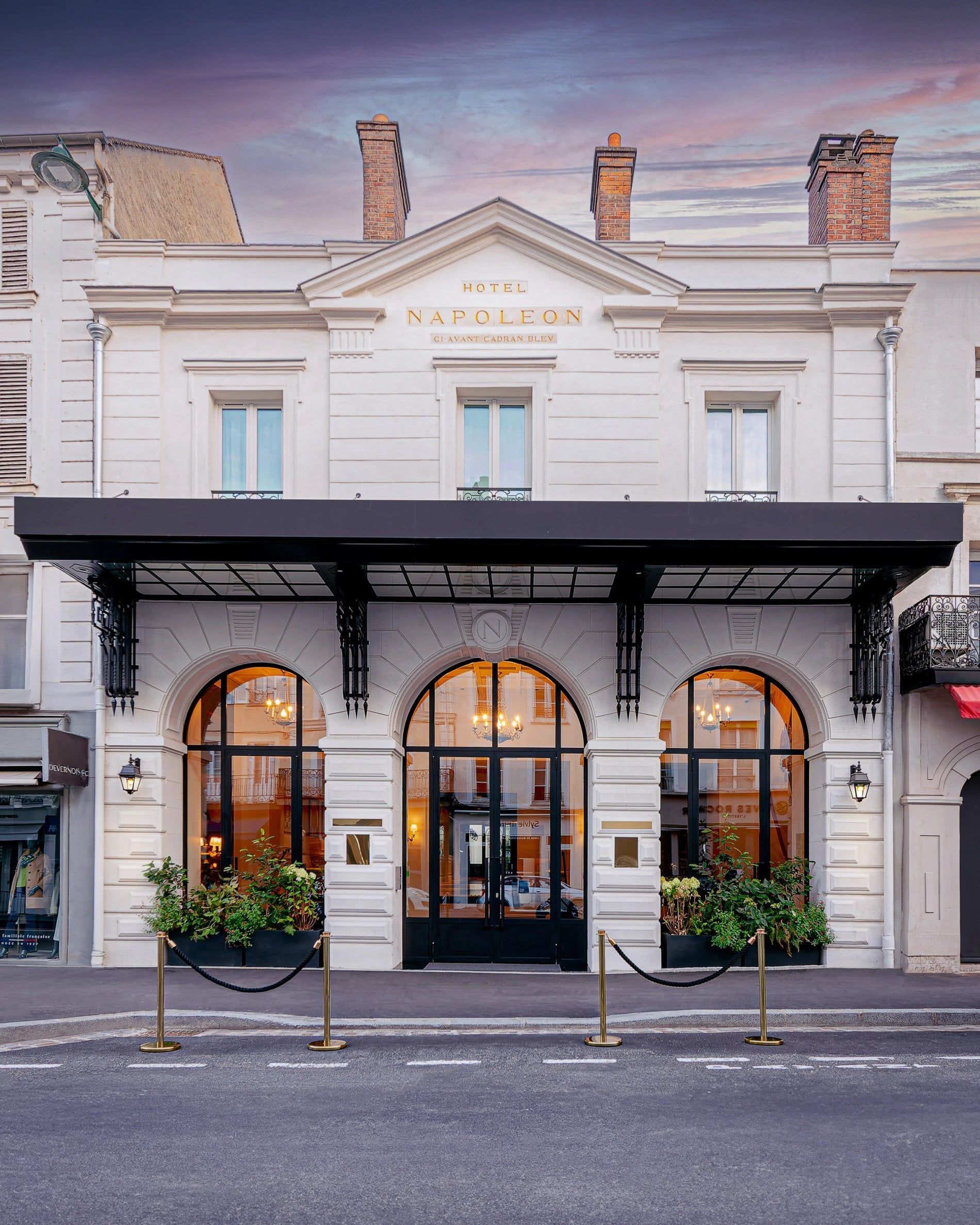 Façade de l'Hôtel Napoléon au crépuscule