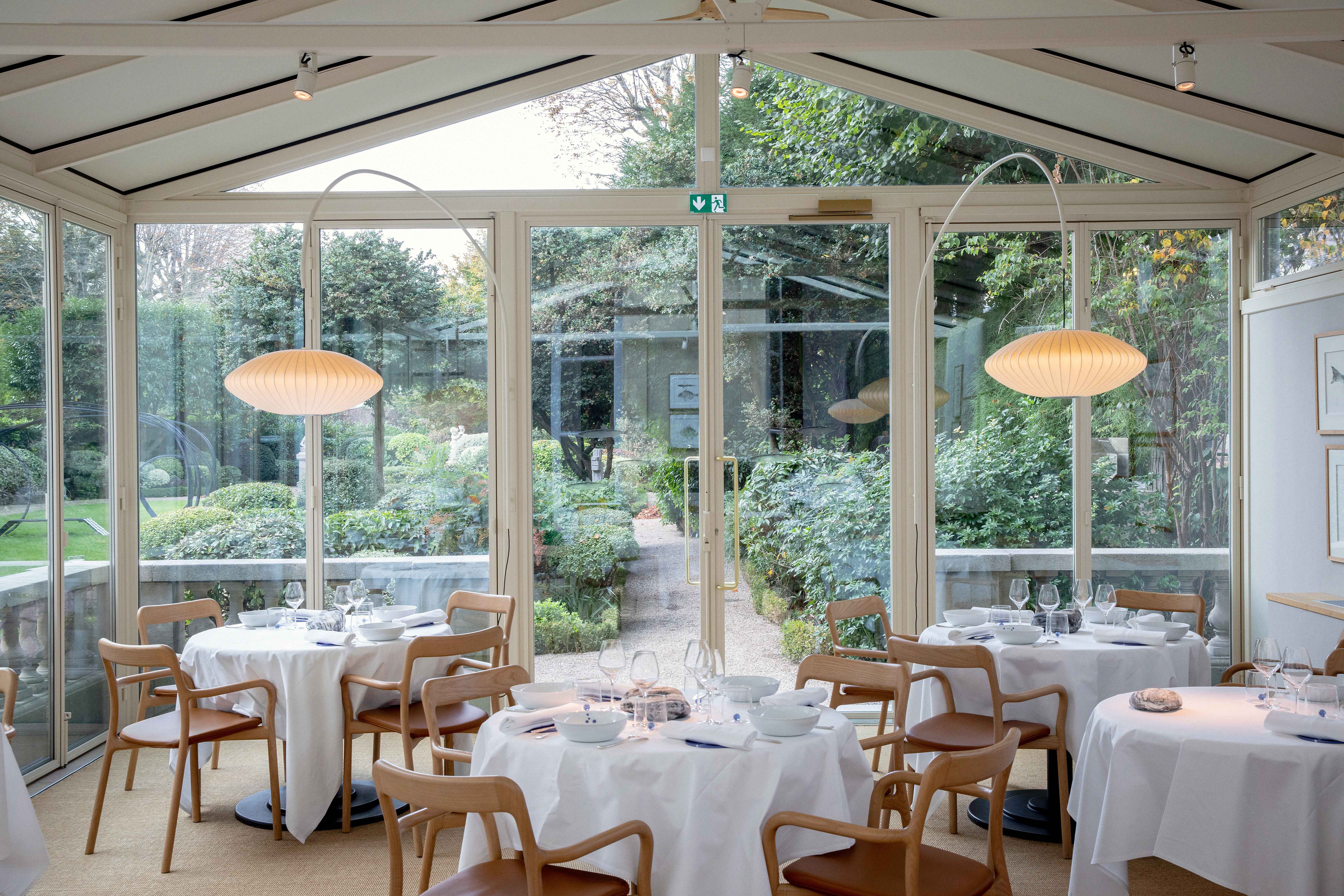Salle de restaurant véranda ouverte sur le jardin