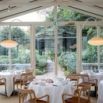 Salle de restaurant véranda ouverte sur le jardin