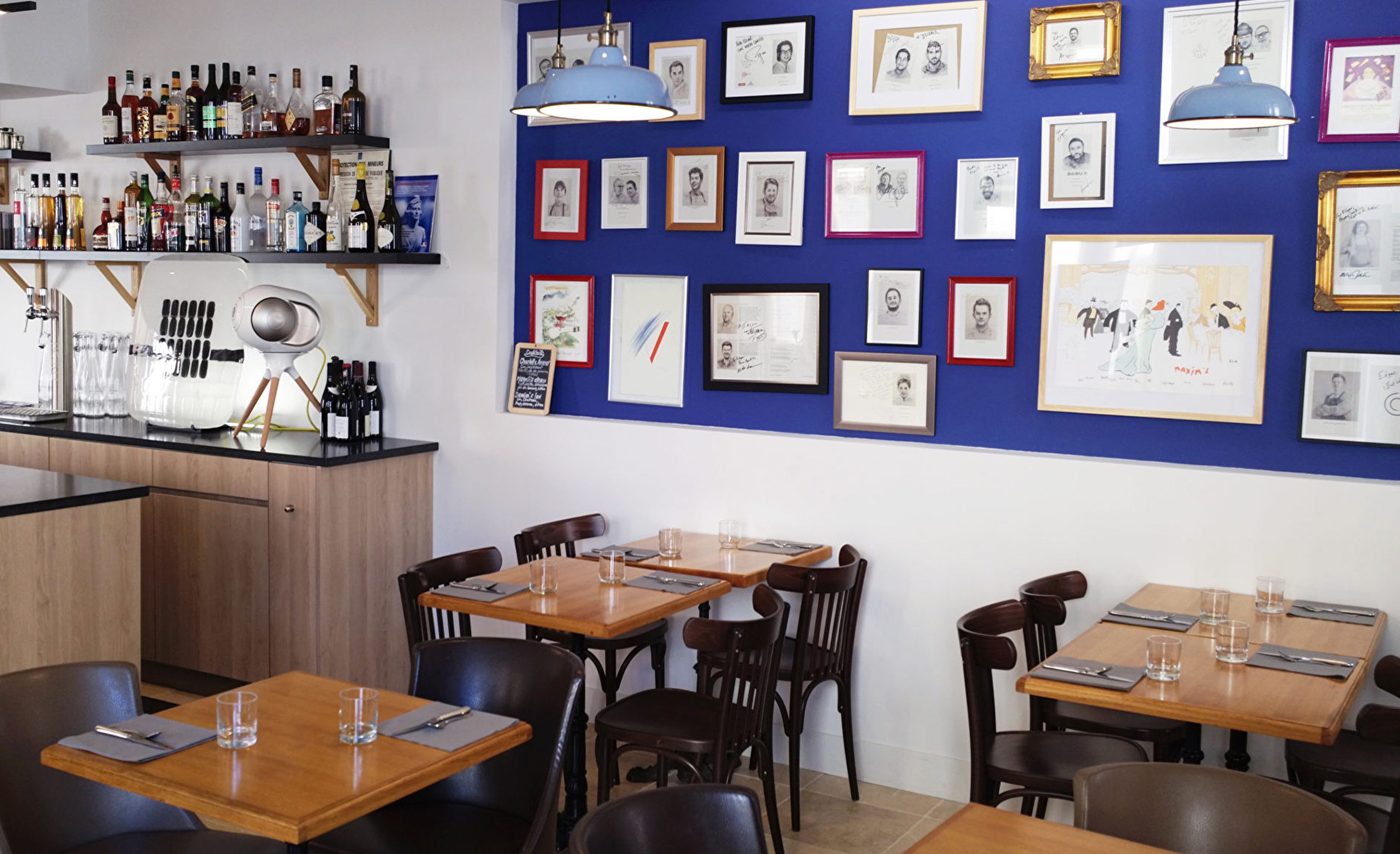 Restaurant bistrot mur bleu portraits