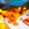 Petit-déjeuner avec viennoiseries et jus d'orange au bord d'une piscine