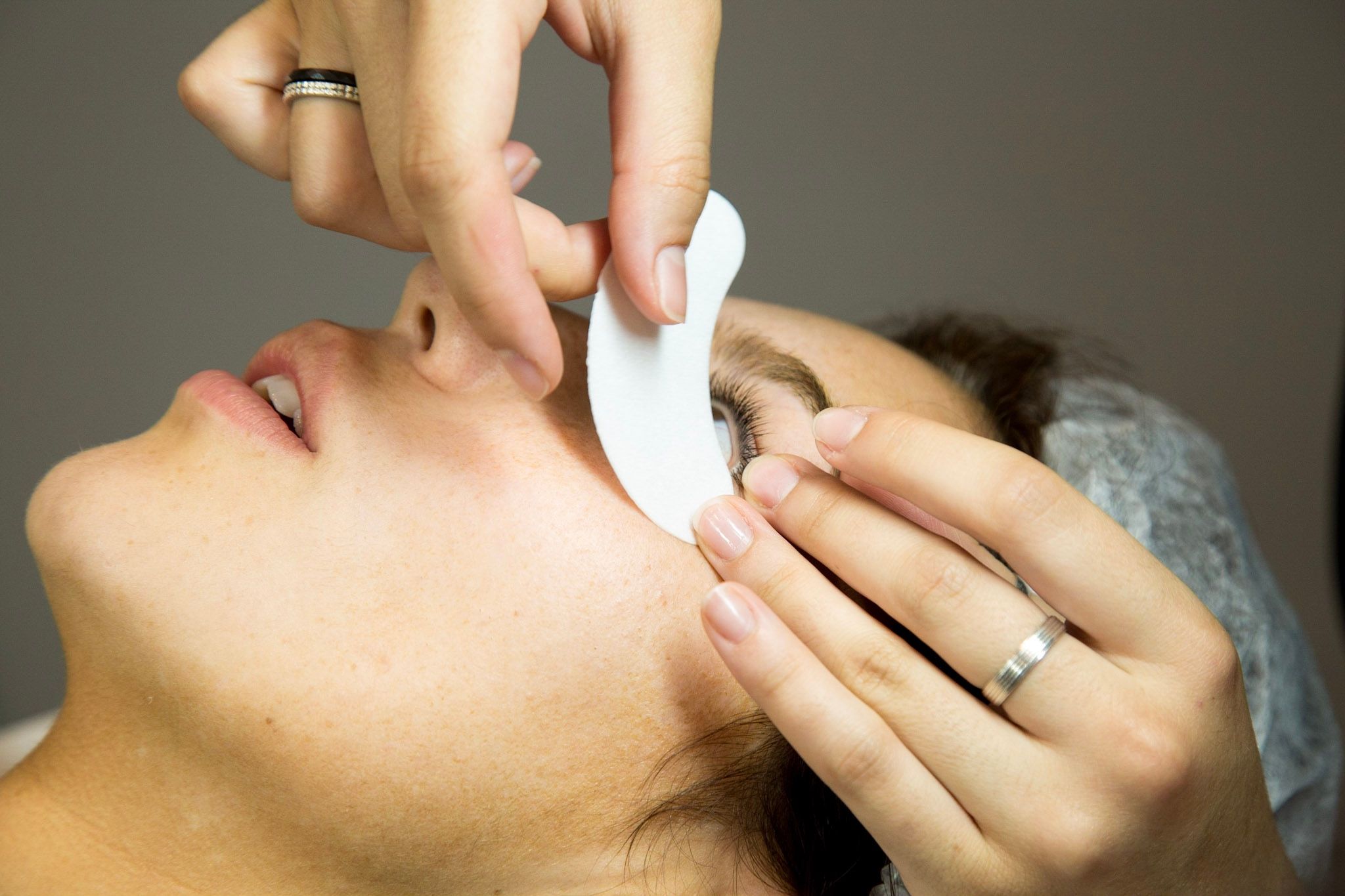 Pose d'extensions de cils sur une cliente en institut