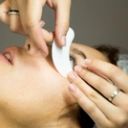 Pose d'extensions de cils sur une cliente en institut
