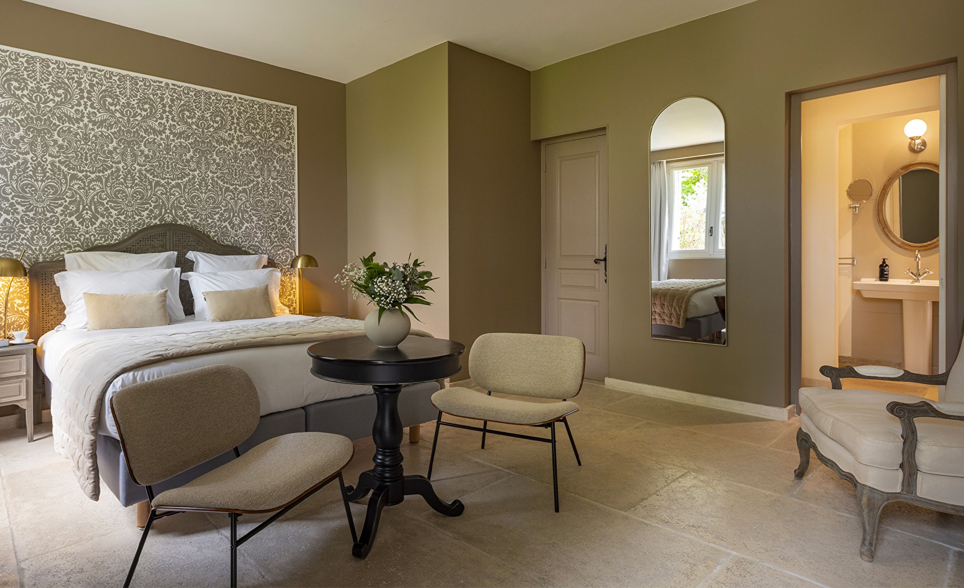 Chambre double kaki salle de bain