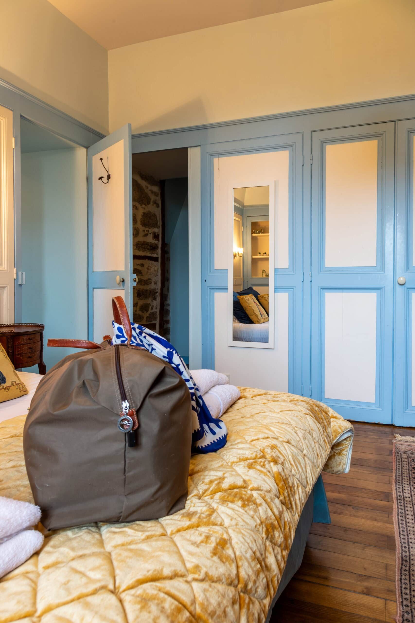 Chambre double bleue placard