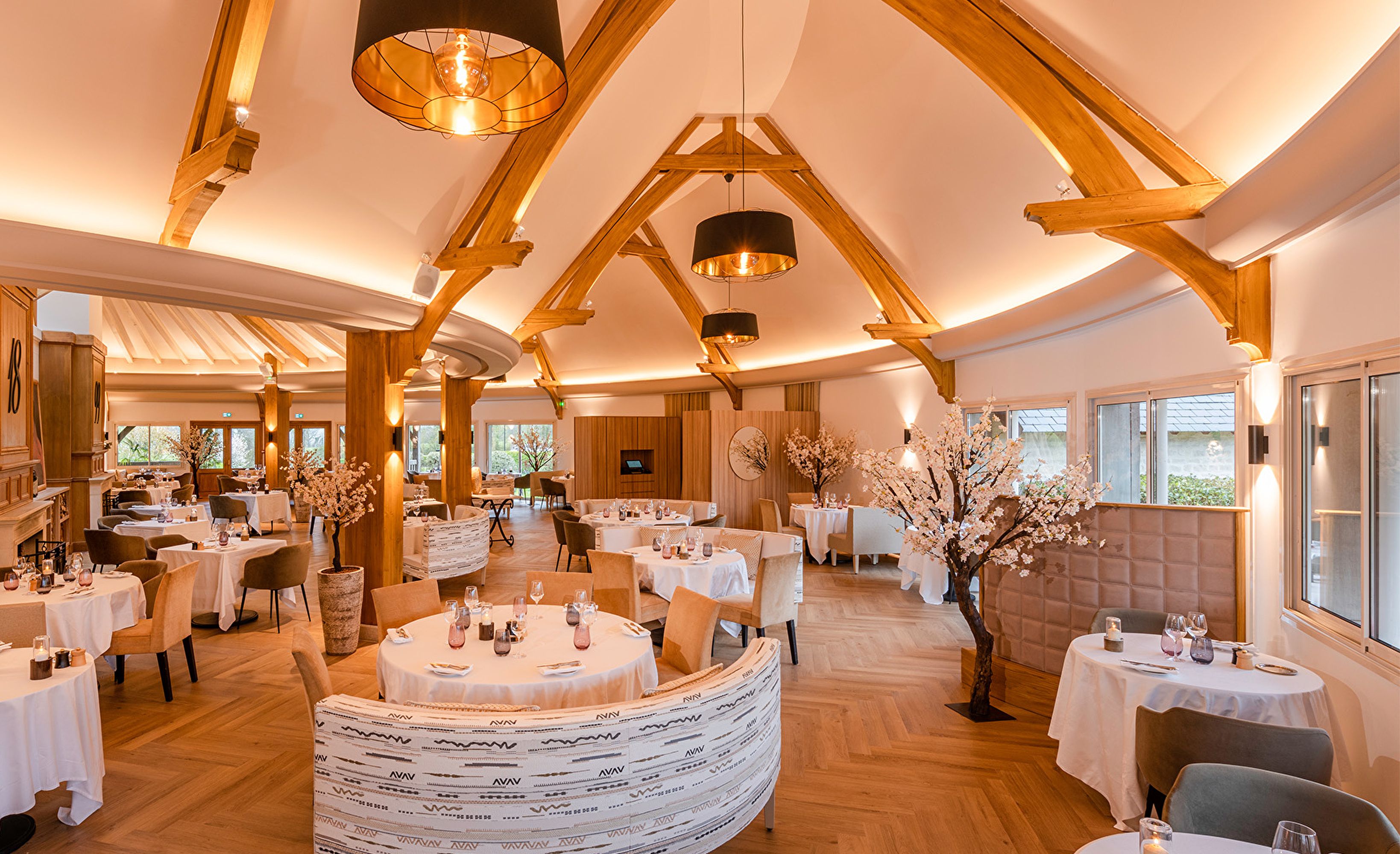 Restaurant charpente bois cerisiers