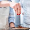 Saupoudrage de copeaux de chocolat dans un bol