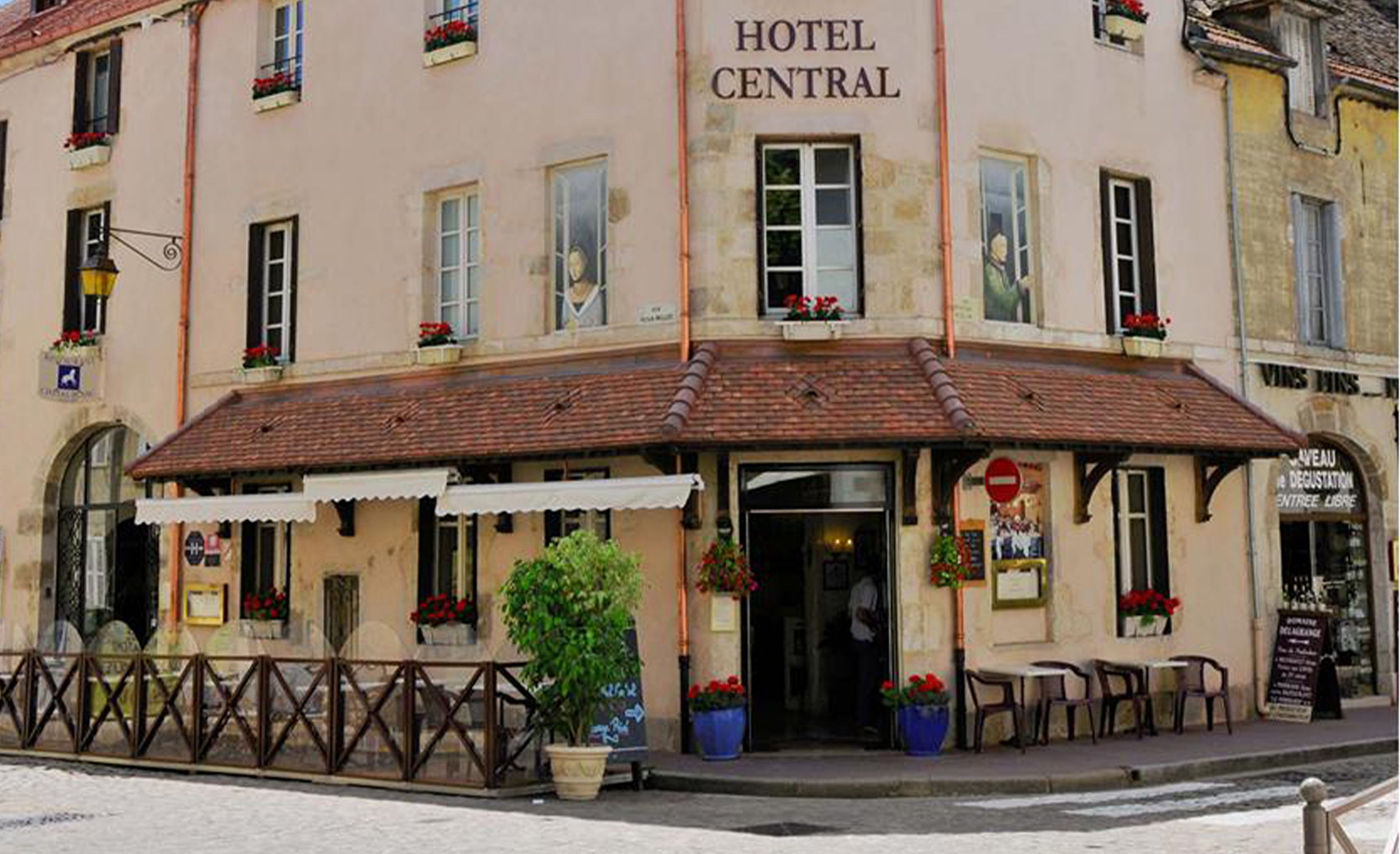 Facade hotel central rue beaune