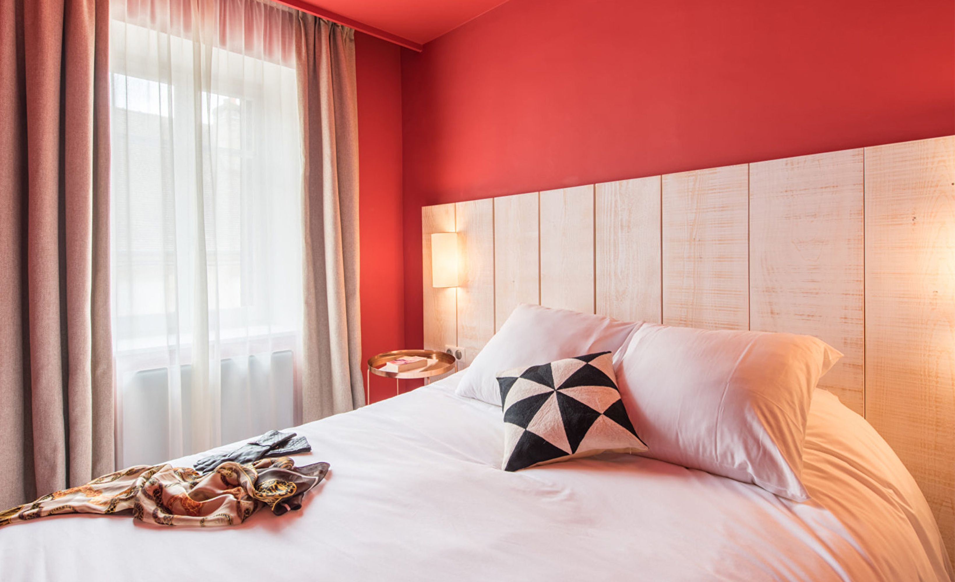 Chambre double rouge tete de lit bois