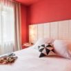 Chambre double rouge tete de lit bois