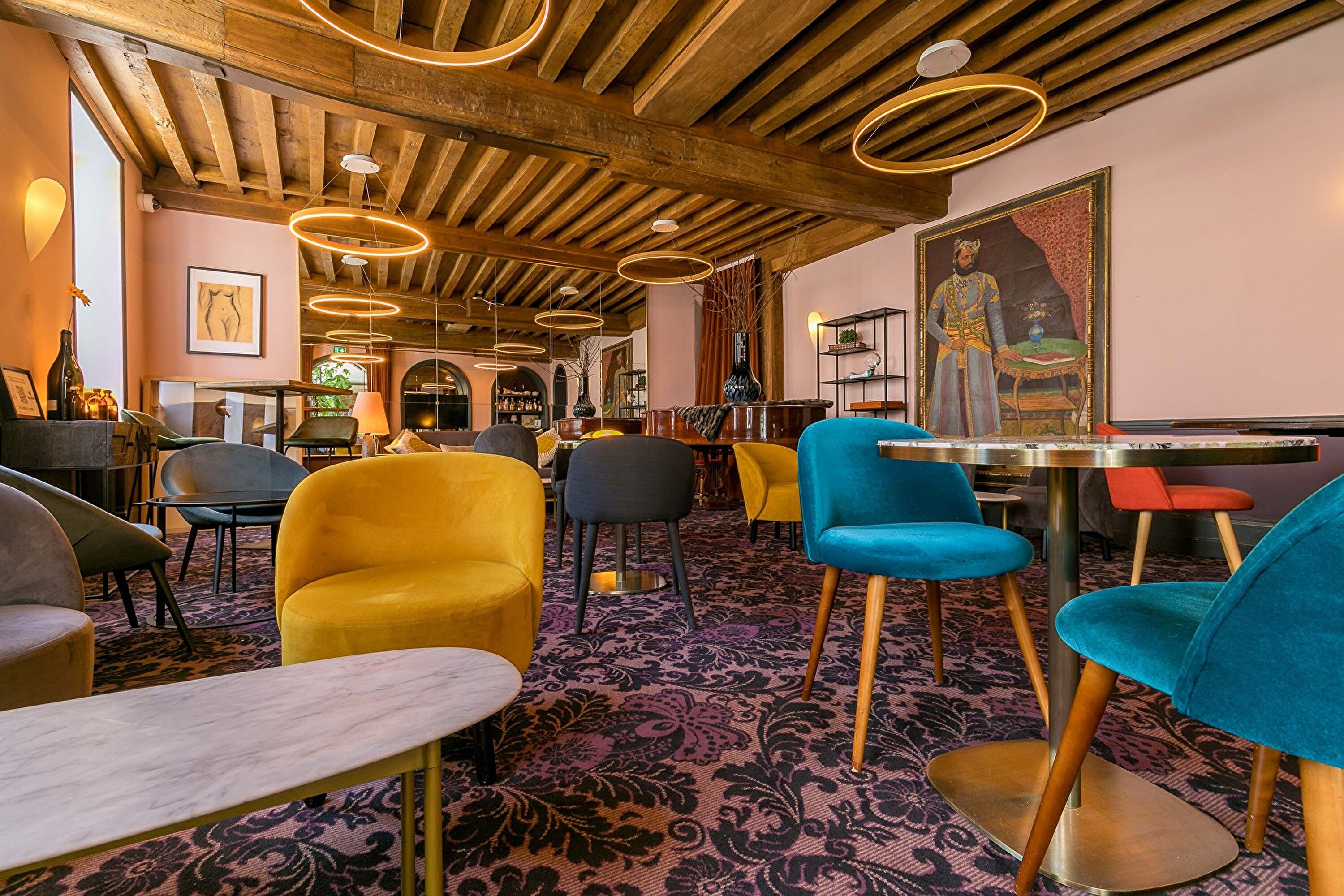 Lounge bar poutres fauteuils velours