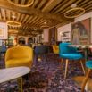 Lounge bar poutres fauteuils velours