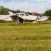 Avions de tourisme stationnés sur un aérodrome herbeux