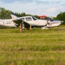 Avions de tourisme stationnés sur un aérodrome herbeux