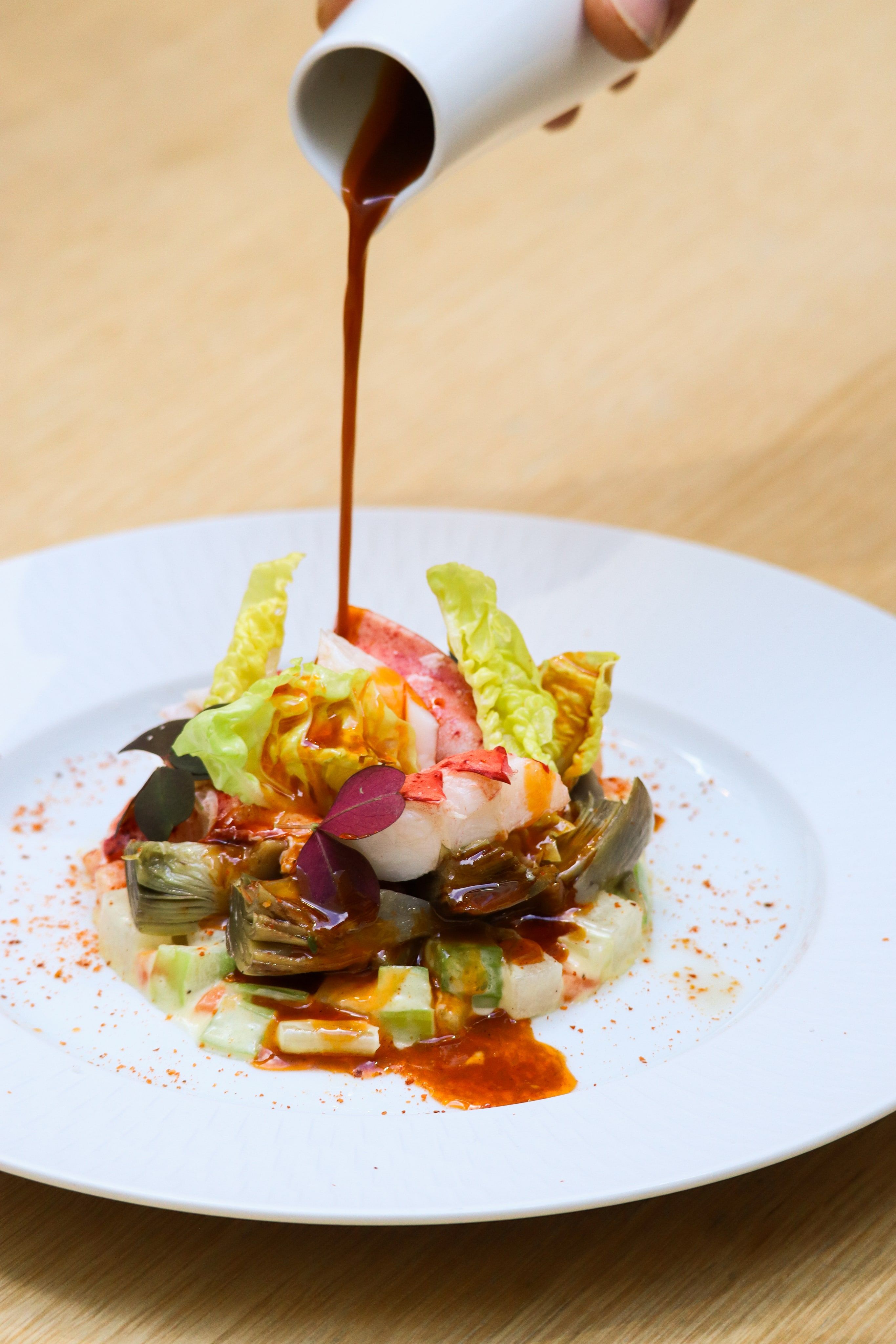 Salade de homard et artichauts arrosée de sauce paprika