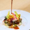 Salade de homard et artichauts arrosée de sauce paprika