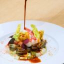 Salade de homard et artichauts arrosée de sauce paprika
