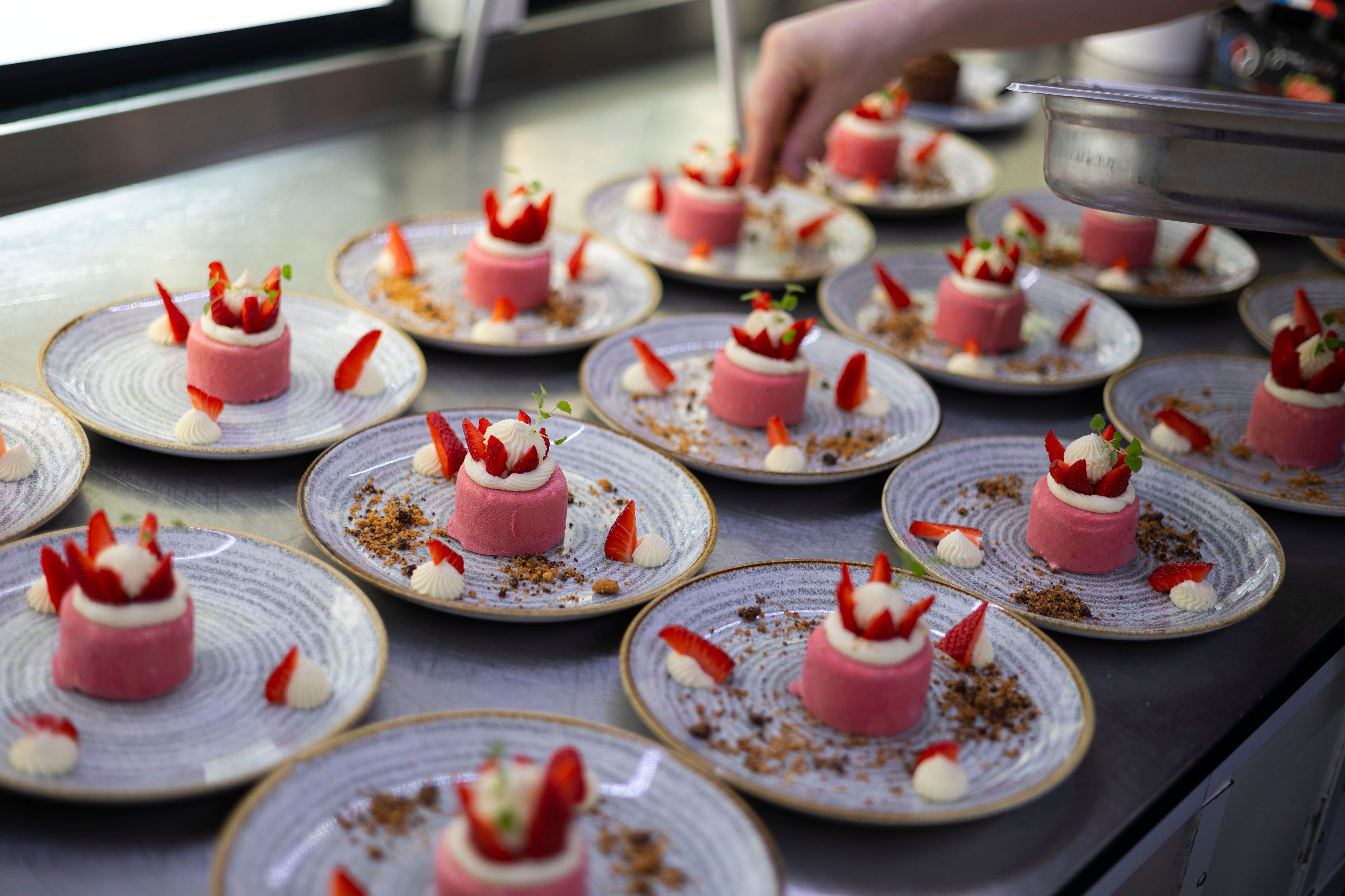Préparation de desserts à la fraise alignés sur le pass