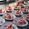 Préparation de desserts à la fraise alignés sur le pass